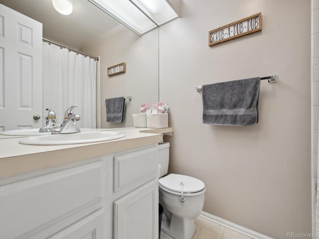 full bathroom featuring baseboards, a shower with shower curtain, toilet, tile patterned floors, and vanity