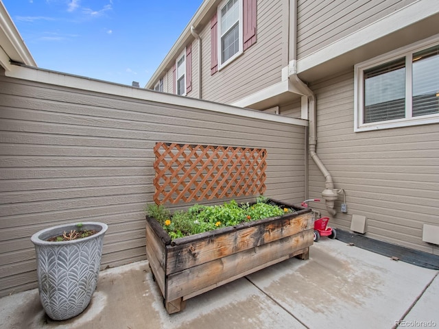 view of patio featuring a garden