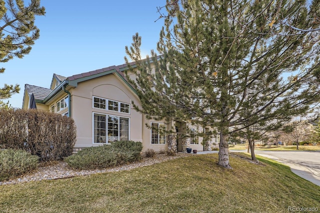 view of front of home featuring a front lawn