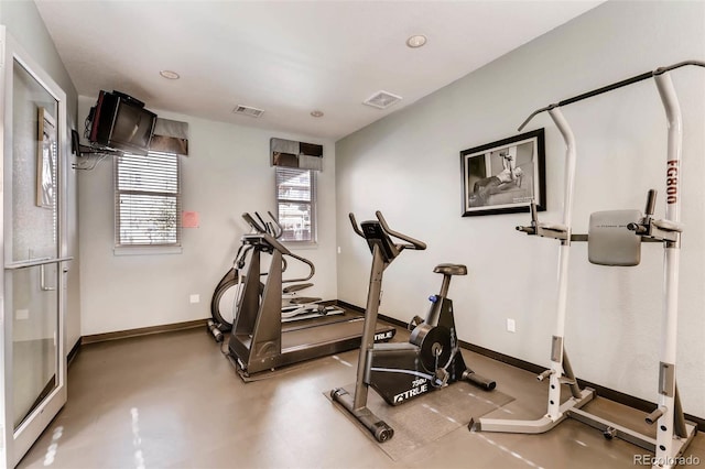workout room featuring baseboards, visible vents, and recessed lighting