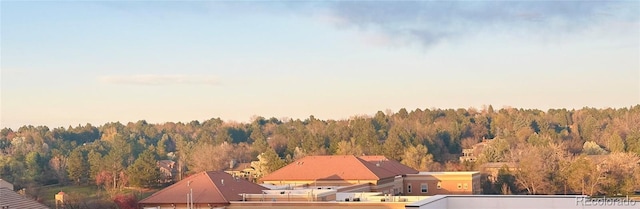 bird's eye view featuring a wooded view