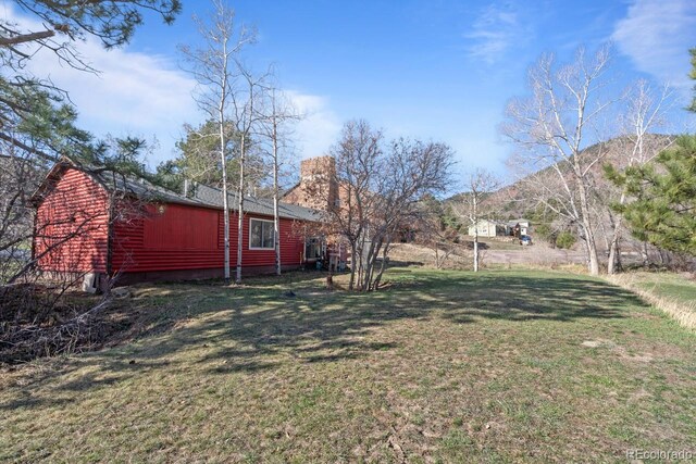 view of yard featuring a mountain view