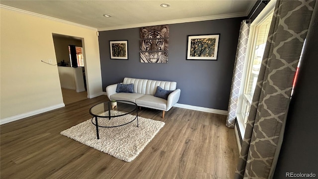 sitting room featuring recessed lighting, crown molding, baseboards, and wood finished floors