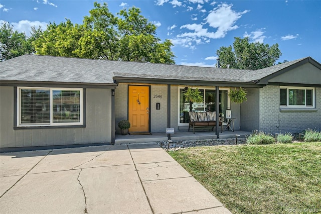 single story home featuring a front lawn