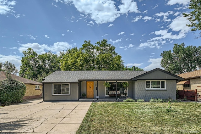 single story home with a front lawn