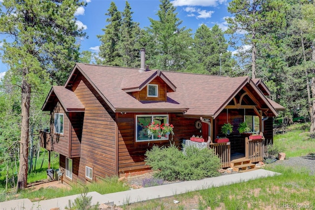 chalet / cabin featuring a porch