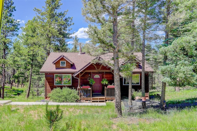 rustic home featuring a shingled roof