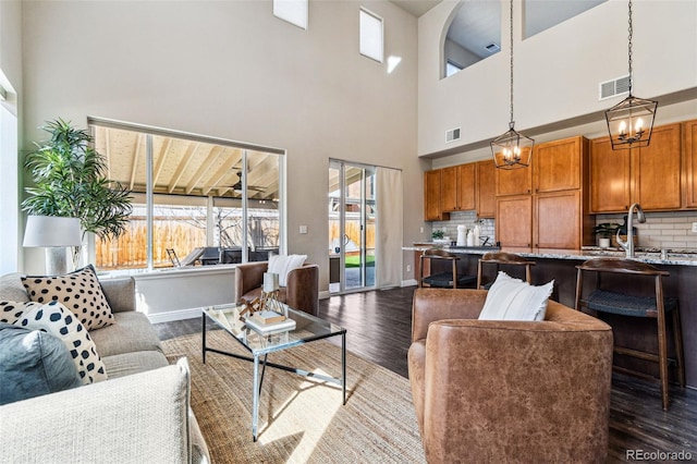 living area featuring dark wood finished floors, baseboards, and visible vents