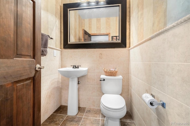 10044 E 146th Pl, Brighton, CO 80602 - half bath featuring a sink, tile walls, and toilet