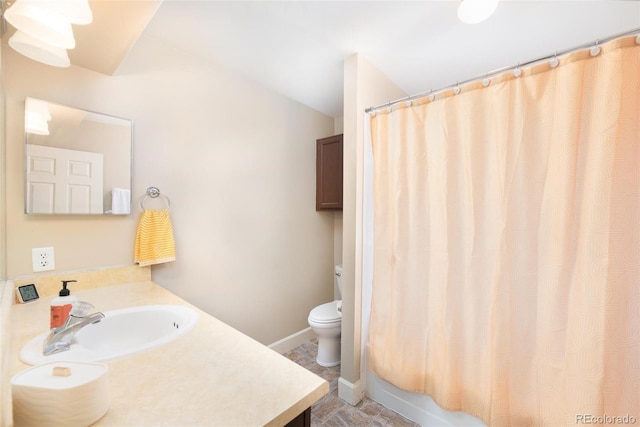 full bathroom with shower / bath combo with shower curtain, vanity, and toilet