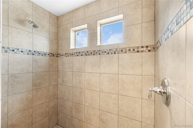 bathroom featuring a tile shower