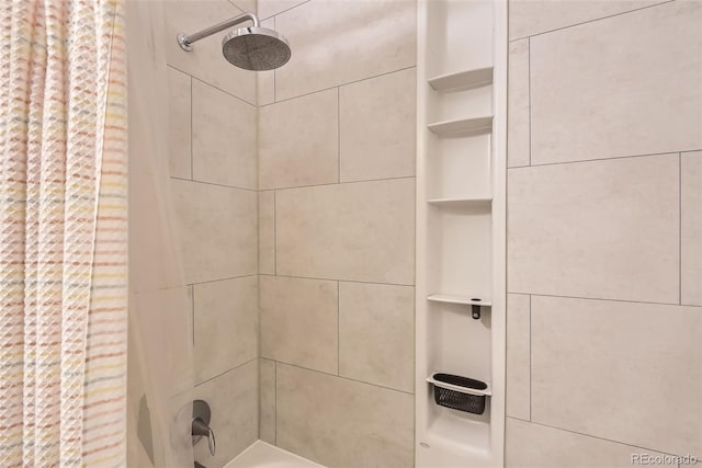 room details featuring shower / bath combo with shower curtain