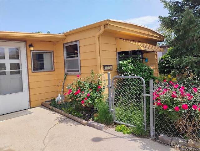 1011 Glen Creighton Dr, Dacono, CO 80514 - view of side of property with a gate