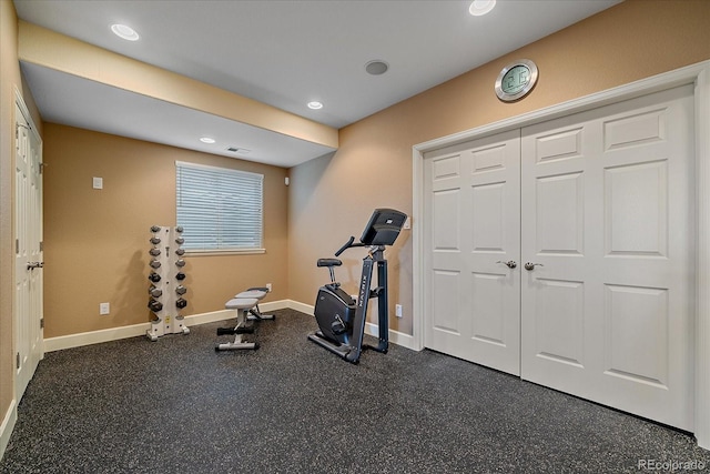 workout room featuring recessed lighting and baseboards