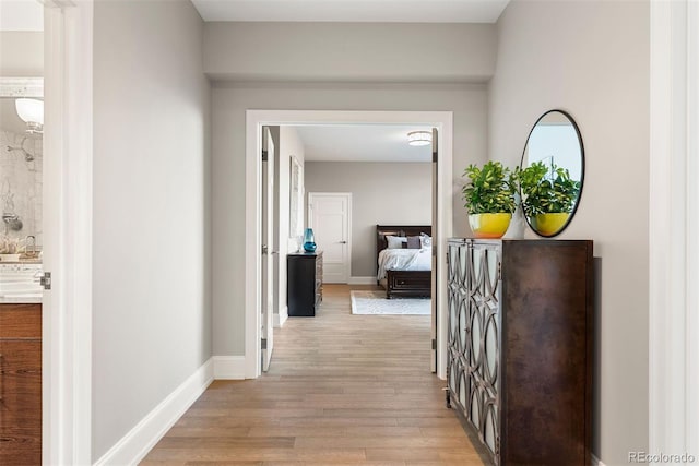 2001 Lincoln St Unit 2524, Denver, CO 80202 - hallway featuring light wood finished floors and baseboards