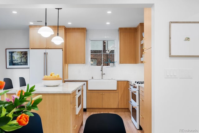 kitchen with tasteful backsplash, recessed lighting, hanging light fixtures, a sink, and white appliances