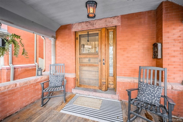 property entrance featuring covered porch