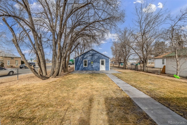 view of front of house featuring an outbuilding and a front yard