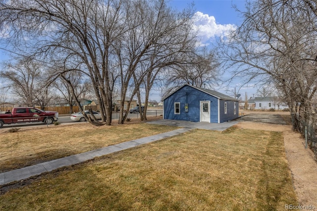 view of yard featuring an outbuilding