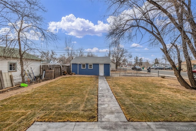 view of yard with an outbuilding