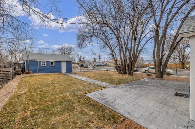 view of yard with an outdoor structure