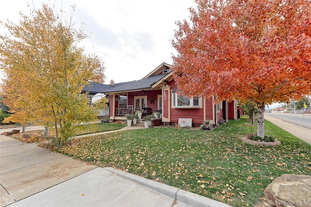 view of front of property featuring a front yard and a porch