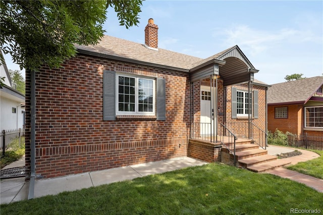 view of front of home with a front lawn