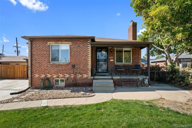 view of front facade featuring a front yard