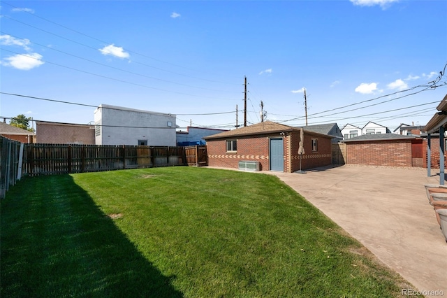 view of yard featuring a patio area