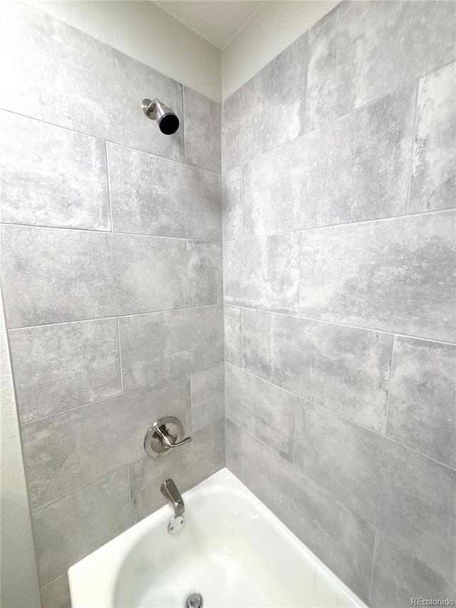 bathroom with tub / shower combination