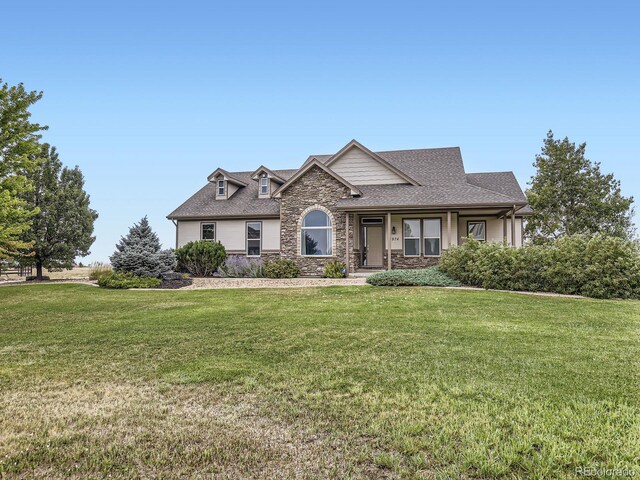 view of front of property featuring a front lawn