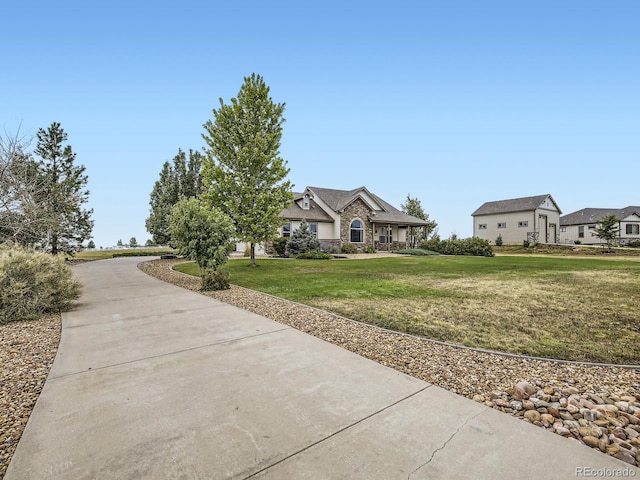 view of front of property featuring a front lawn