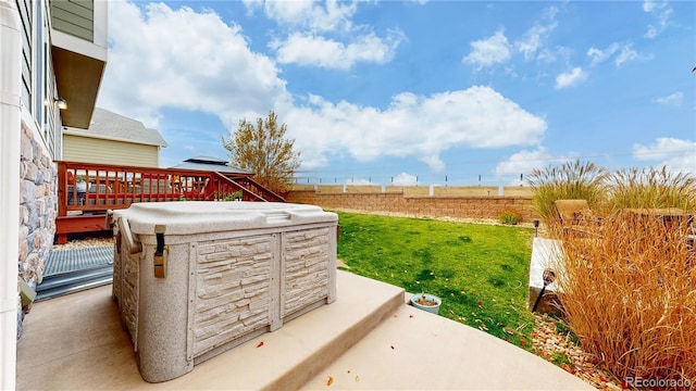 view of yard featuring a hot tub