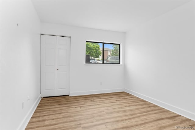 20 S Boulder Cir Unit 2109, Boulder, CO 80303 - unfurnished bedroom featuring light wood-style flooring, baseboards, and a closet