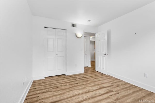 20 S Boulder Cir Unit 2109, Boulder, CO 80303 - unfurnished bedroom featuring light wood-type flooring, baseboards, and a closet