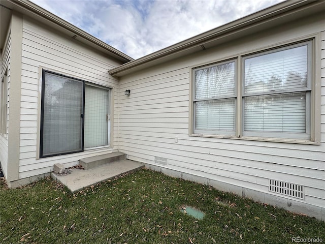 view of side of property featuring a lawn