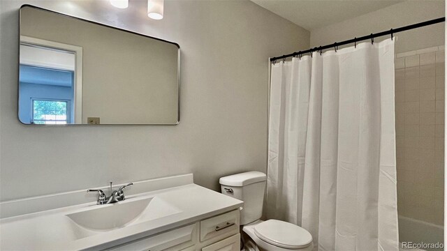 bathroom with a shower with curtain, vanity, and toilet