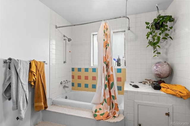 bathroom featuring shower / tub combo