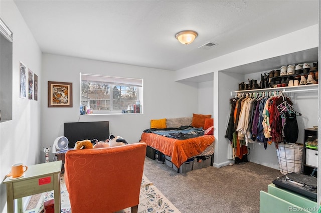 bedroom featuring carpet flooring and a closet