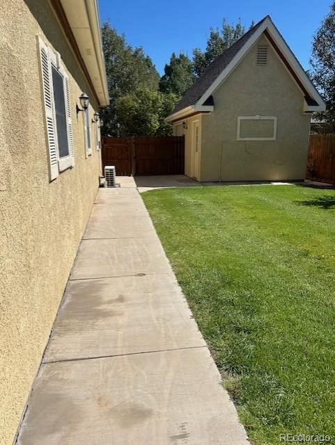 view of yard featuring a patio