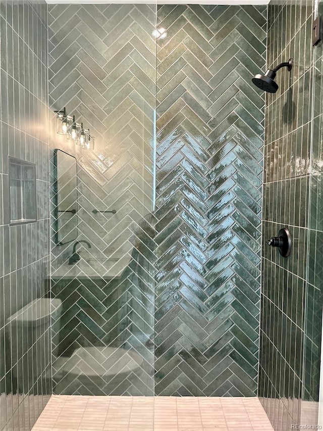 bathroom featuring a tile shower