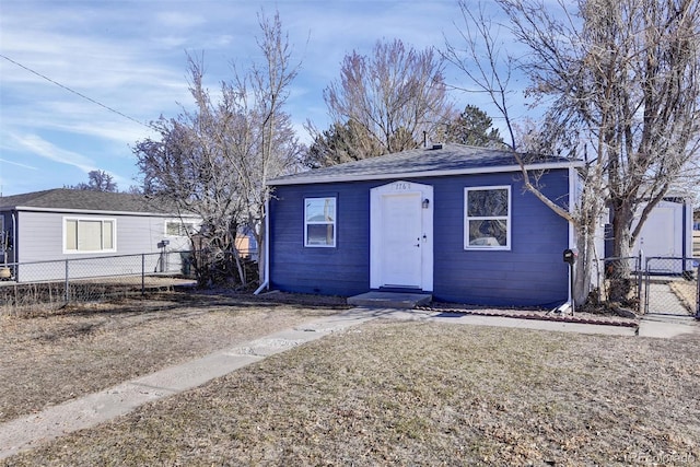 view of front of property featuring a front lawn