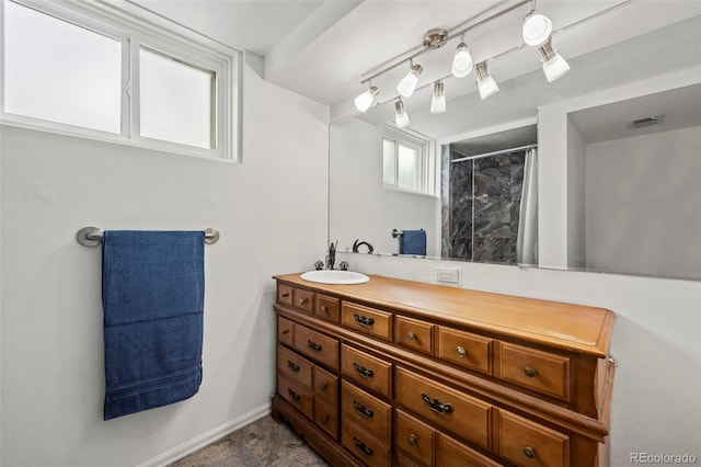 full bathroom with visible vents, curtained shower, vanity, and baseboards