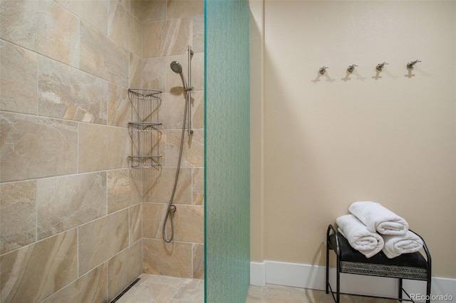 bathroom featuring a tile shower