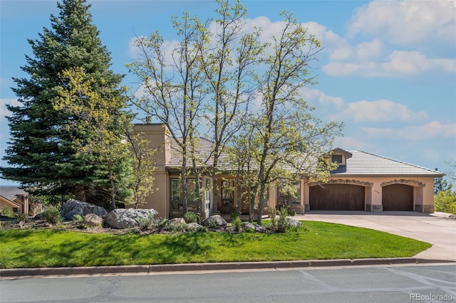 view of front of house featuring a front lawn and a garage