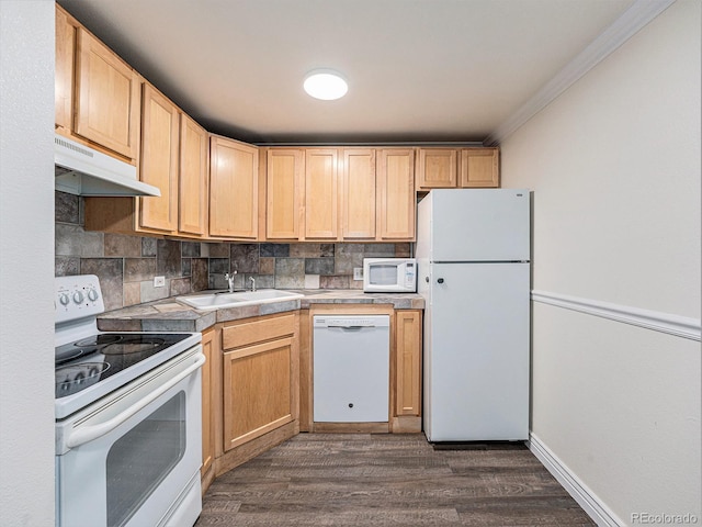 kitchen with sink, dark wood-type flooring, backsplash, and white appliances