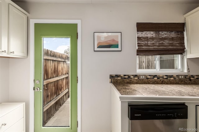 1800 Grove St, Denver, CO 80204 - bar area featuring stainless steel dishwasher and backsplash
