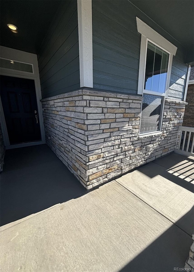 property entrance featuring a porch