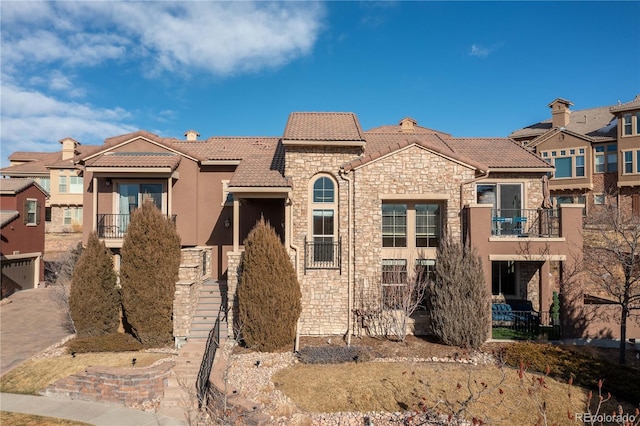 view of front of home featuring a balcony