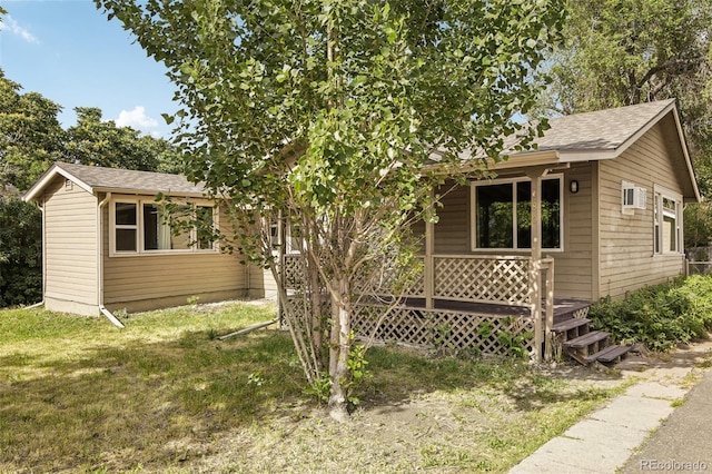 view of front of property featuring a front yard